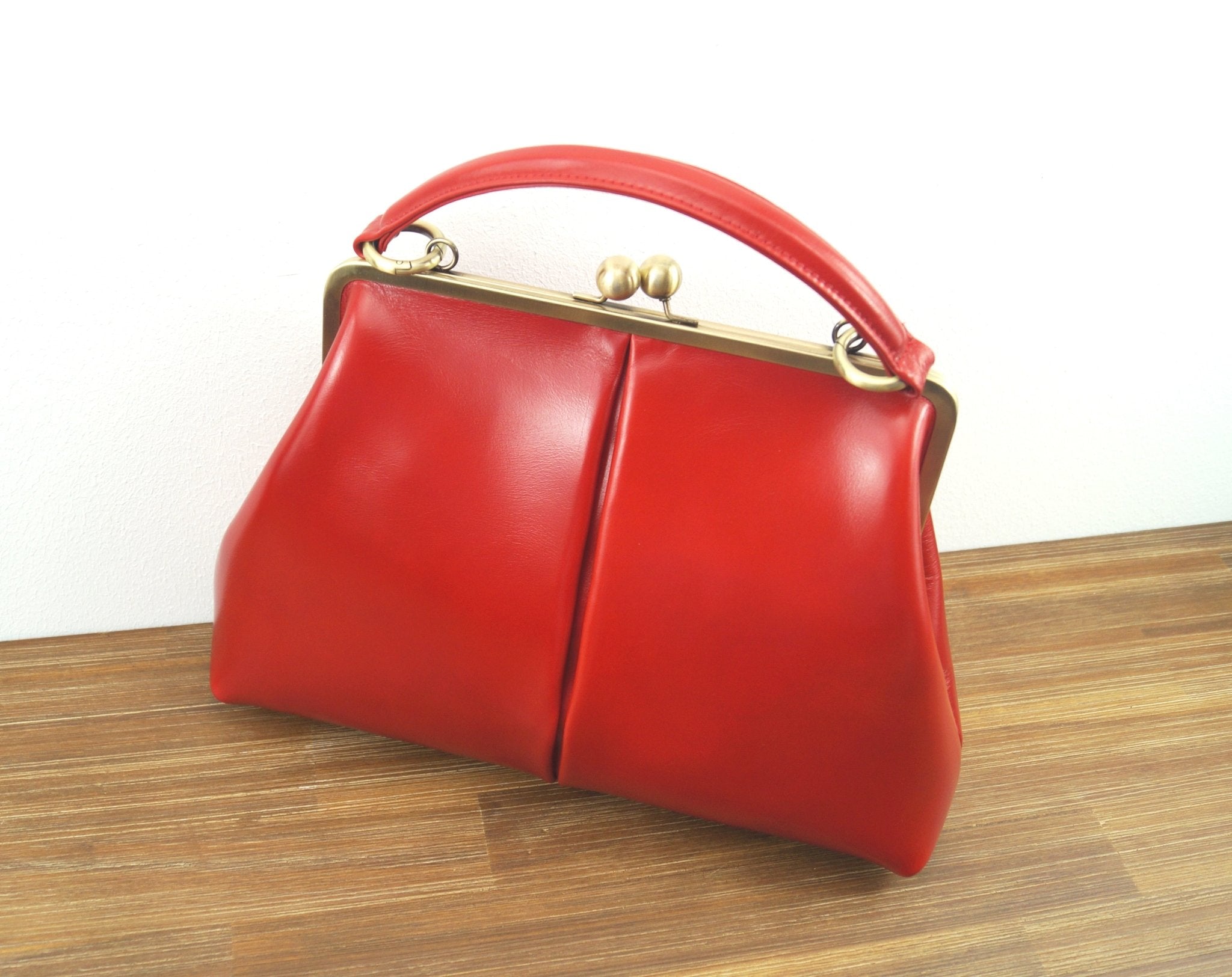 Retro Handtasche Damen, Bügeltasche "Olive" in rot, Ledertasche, Leder Henkeltasche, Leder Umhängetasche, Leder Schultertasche, Vintage Stil - Taschenkinder.de