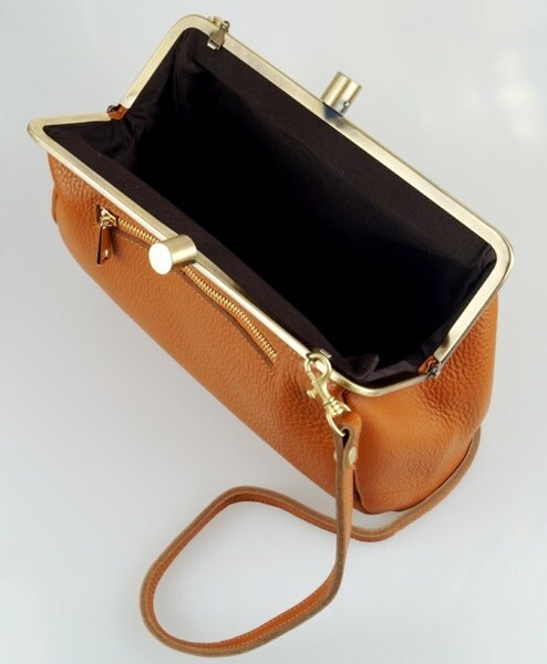 Custom Shoulder Clutch Bag With Kiss Lock – Leather Dakota Cowhide Bag Perfect For Ladies Gift